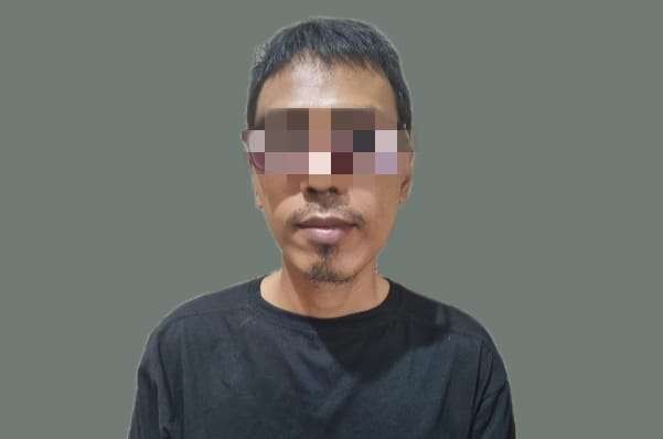 HM, dukun yang menjadi spesialis penggelapan mobil di Jember ditahan di Polsek Balung. (Foto: Dokumentasi Polsek Balung)