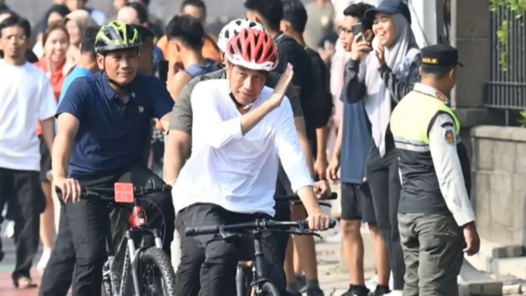 Presiden Jokowi gowes sepeda di CFD Jakarta, Minggu 12 Mei 2024. (Foto: Instagram @jokowi)