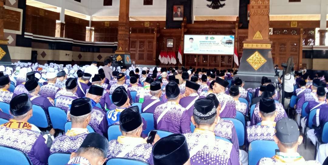 Prosesi pemberangkatan calon jemaah haji Kabupaten Tuban di Pendopo Kridho Manunggal (Foto: Khoirul Huda/Ngopibareng.id)