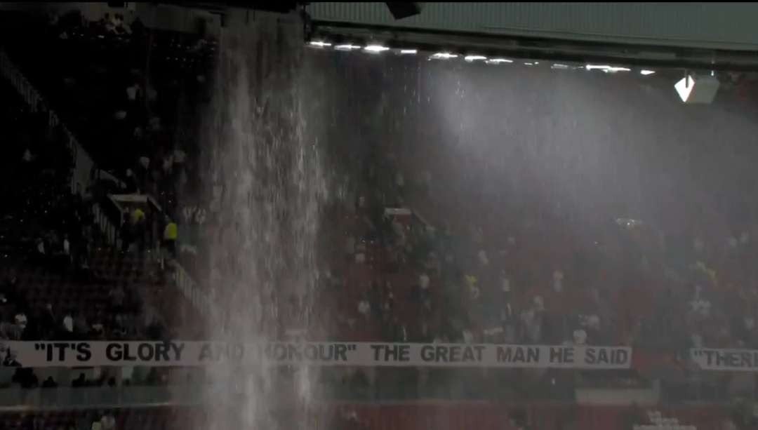 Air terjun dari atas Stadion Old Trafford yang bocor. (Foto: X)