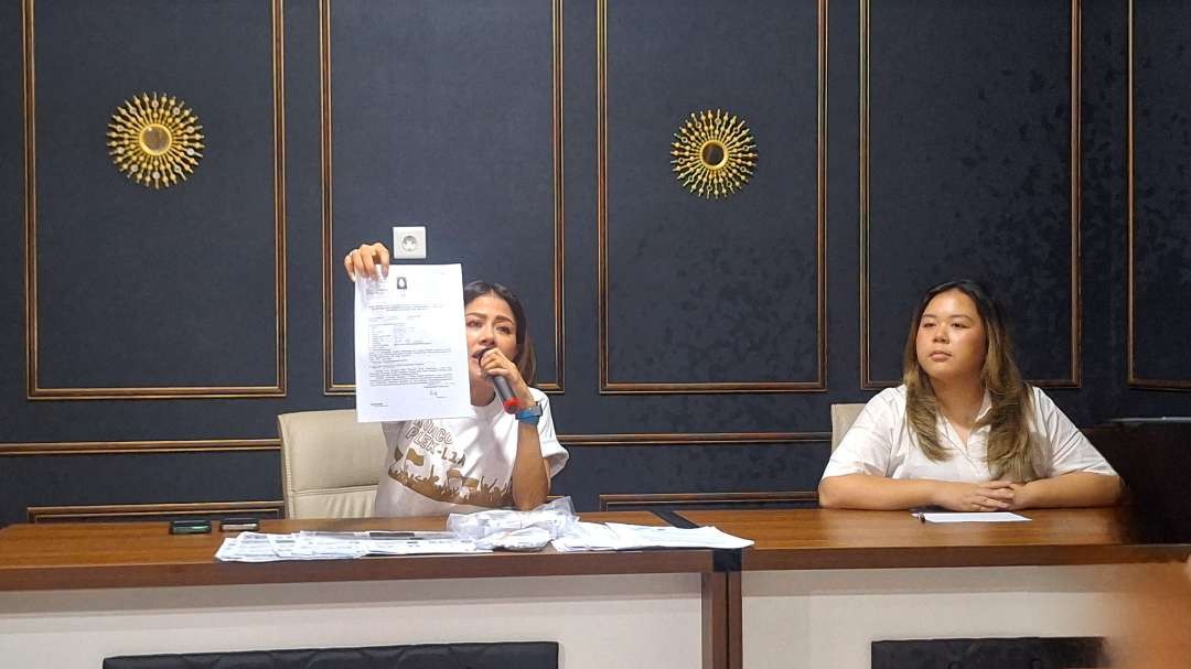 Calon Walikota Surabaya jalur independen, Asrilia Kurniati (kiri) saat menunjukkan salah satu surat dukungan yang dijadikan sebagai syarat mendaftar ke KPU. (Foto: Julianus Palermo/Ngopibareng.id)