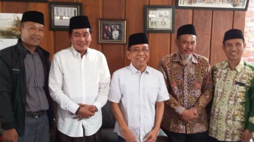 KH Anwar Zahid dari Bojonegoro, bersama sejumlah tokoh, Mensesneg Prof Pratikno. (Foto:dok/ngopibareng.id)