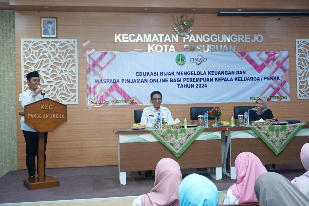 Wakil Wali Kota Pasuruan, Adi Wibowo membuka acara "Edukasi Bijak Mengelola Keuangan dan Waspada Pinjaman Online bagi Perempuan Kepala Keluarga (PEKKA)" di Aula Kecamatan Panggungrejo Kota Pasuruan pada Rabu 15 Mei 2024. (Foto: Pemkot Pasuruan)