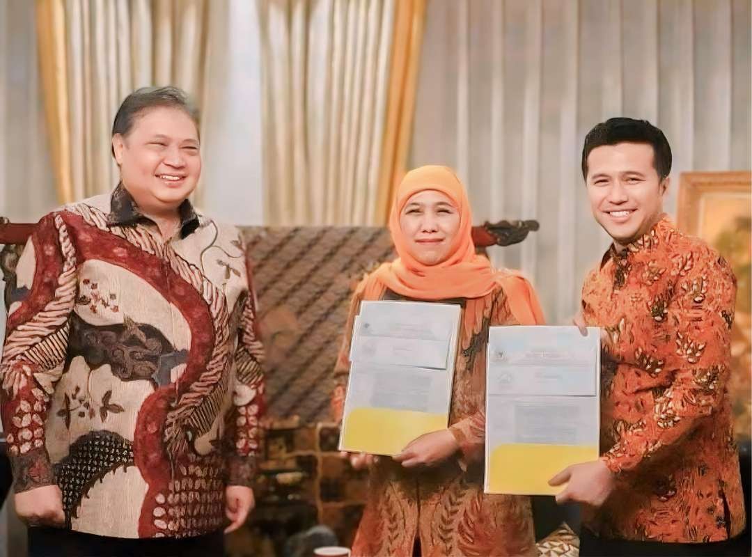 Mantan Gubernur Jawa Timur dan wakil ya, Khofifah Indar Parawansa dan Emil Dardak dapat SK Partai Golkar untuk Pilgub Jatim, November 2024. (Foto: Istimewa)