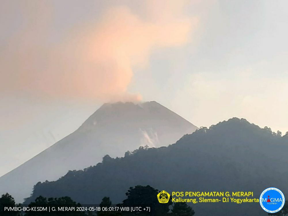 Gunung Merapi erupsi melontarkan lava pijar ke arah barat daya pada Sabtu 18 Mei 2024. (Foto: dok. magma.esdm)