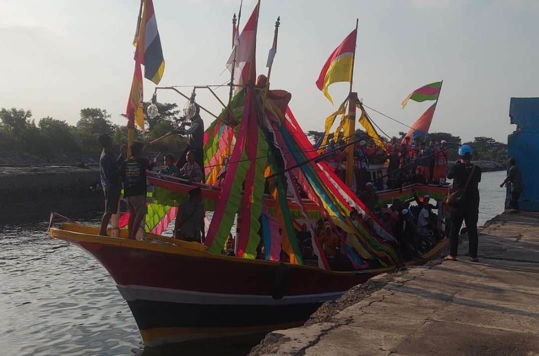 Perahu penumpang dihias warna-warni mengangkut calon jemaah haji (CJH) merapat di dermaga Pelabuhan Tanjung Tembaga, Kota Probolinggo. (Foto: Ikhsan Mahmudi)