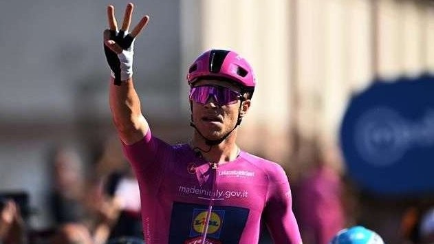 Jonathan Milan (Trek-Lidl) juara GIro d'Italia etape 13 sekaligus mengoleksi tiga juara etape dan memperkuat posisinya di puncak klasemen point.