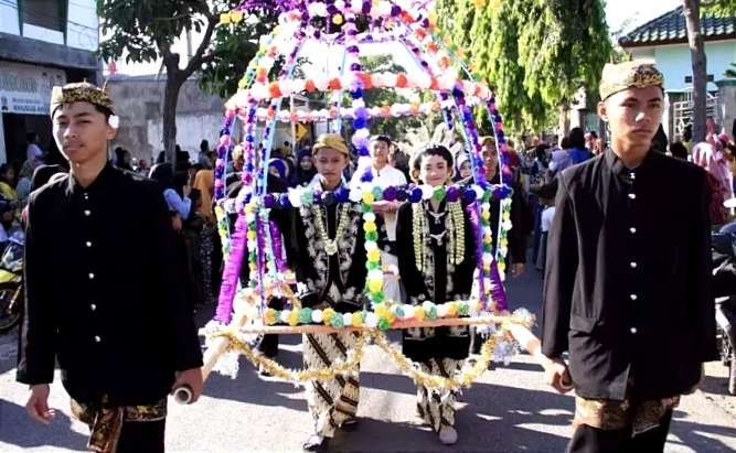 Tradisi Komantan Korong masyarakat Asembagus, Situbondo, Jawa Timur, merupakan pesta pernikahan pengantin dalam kurungan diarak keliling desa. (Foto: Dokumentasi DKD Situbondo)