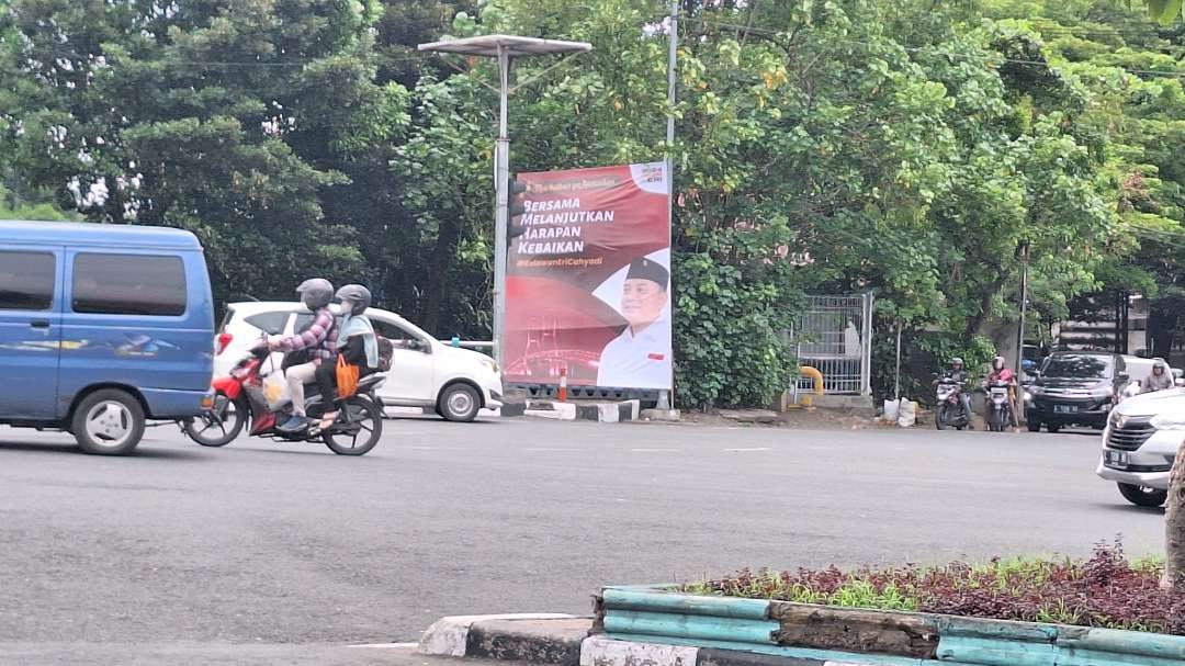 Baliho Walikota Surabaya petahana Eri Cahyadi, yang berseliweran jelang gelaran Pilwali Kota Surabaya 2024. (Foto: Julianus Palermo/Ngopibareng.id)