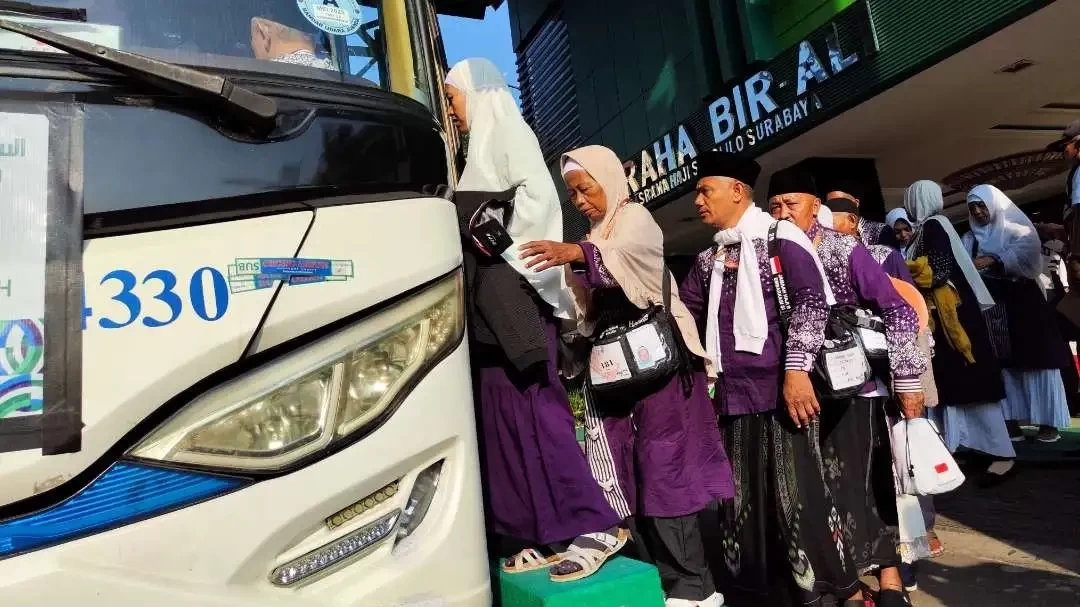 Para calon jemaah haji yang hendak berangkat menuju Bandara International Juanda, jelang keberangkatan haji di Asrama Haji Embarkasi Surabaya. (Foto: Fariz Yarbo/Ngopibareng.id)