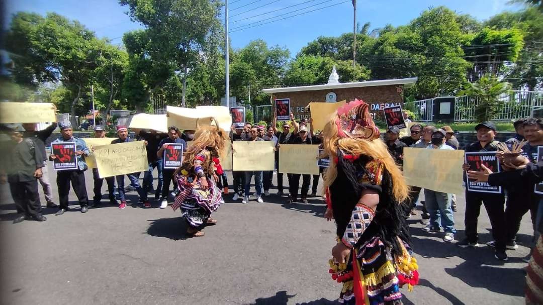 Aksi unjuk rasa dilakukan aliansi jurnalis Banyuwangi, Jawa Timur. (Foto: Muh Hujaini/Ngopibareng.id)