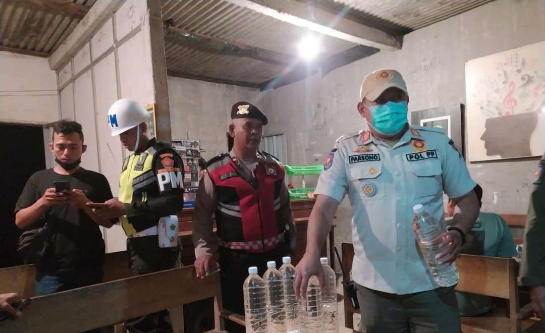 Petugas gabungan mengamankan puluhan botol minuman beralkohol dari warung di Kecamatan Soko, Kabupaten Tuban, Jawa Timur. (Foto: Satpol PP)