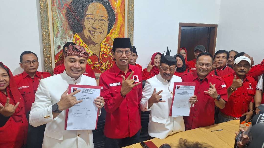 Walikota dan Wakil Walikota Surabaya petahana, Eri Cahyadi dan Armuji saat mendaftarkan diri ke DPC PDIP Surabaya, 2 Mei 2024 silam. (Foto: Julianus Palermo/Ngopibareng.id)