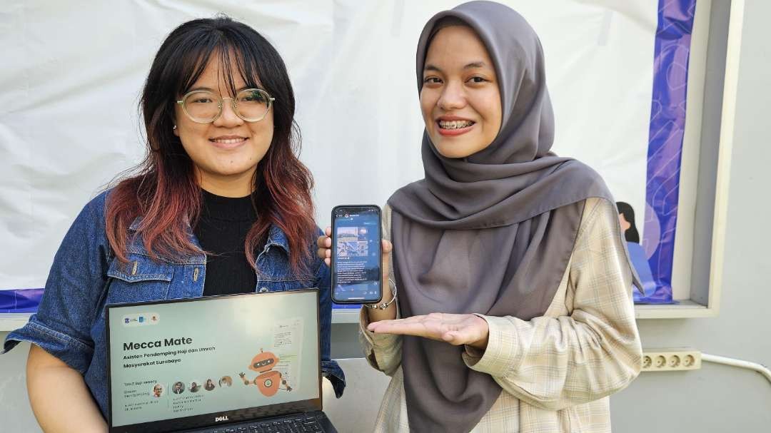 Hanny (kiri) dan Fathia Rahmanisa (kanan), anggota tim perancang platform "Mecca Mate", yang ditelurkan oleh mahasiswa Sistem Informasi ITS, yang diharapkan dapat membantu para jemaah haji dan umrah. (Foto: Humas ITS)