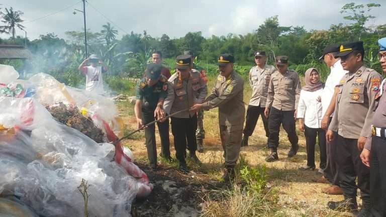 Sebanyak 72 balon udara dimusnahkan oleh Tim gabungan di Tempat Pembuangan Akhir (TPA) di Desa Banaran, Kecamatan Tugu, Kabupaten Trenggalek pada Rabu 22 Mei 2024.(Foto: dok. Polres trenggalek)