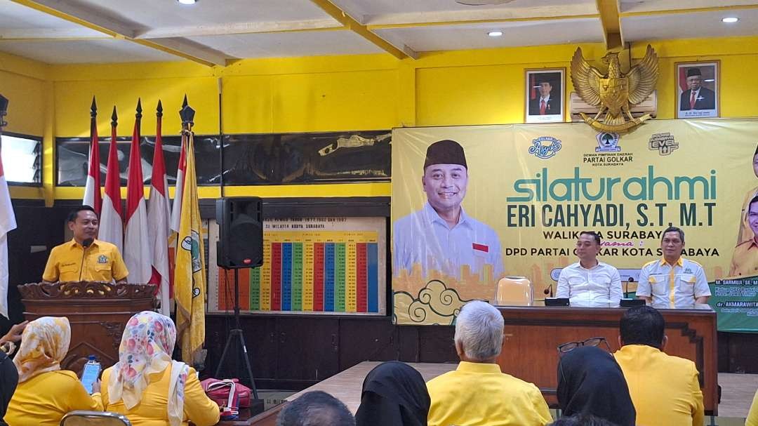 Ketua DPD Partai Golkar Kota Surabaya Arif Fathoni (kiri), saat menyambut kedatangan Walikota Surabaya Eri Cahyadi (duduk, pertama dari kiri), di Kantor DPD Golkar Surabaya, Jalan Adityawarman. (Foto: Julianus Palermo/Ngopibareng.id)