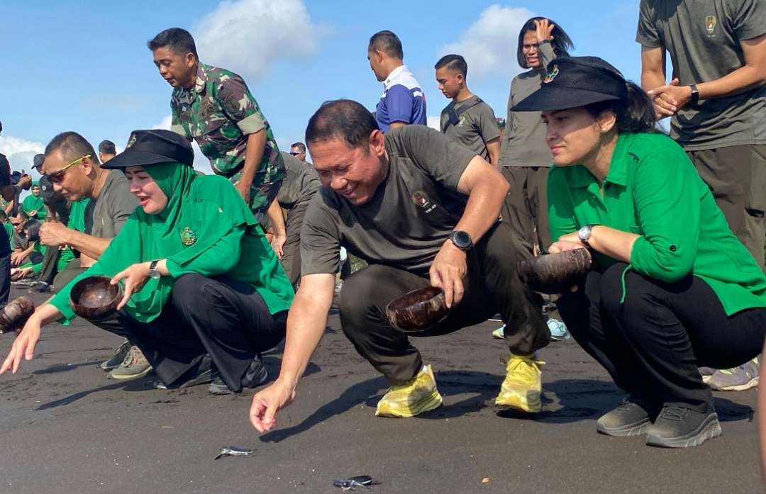 Panglima Kodam (Pangdam) V Brawijaya, Mayor Jenderal TNI Rafael Granada Baay  melepaskan tukik di pantai Marina Boom Banyuwangi (foto: istimewa)