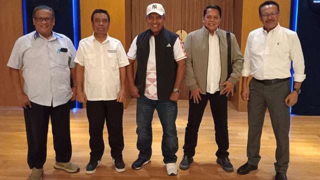 Rektor Unesa Prof. Dr. Nurhasan (tengah), didampingi keempat wakilnya, masing-masing (dari kiri) Prof.Dr.Madlazim, Dr.Bachtiar Syaiful Bachri, Dr. Bambang Sigit Widodo dan paling kanan Dr. Martadi. (Foto:Ngopibareng.Id/m. anis).