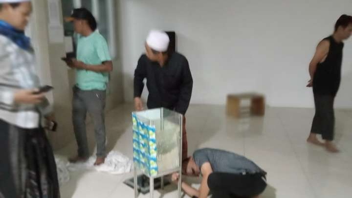 Kotak amal musholla As-Salam Kampung Rawa Timur Jakarta Barat menjadi langganan maling, sudah tujuh kali isinya dibobol. (Foto: Asmanu Sudarso/Ngopibareng.id)