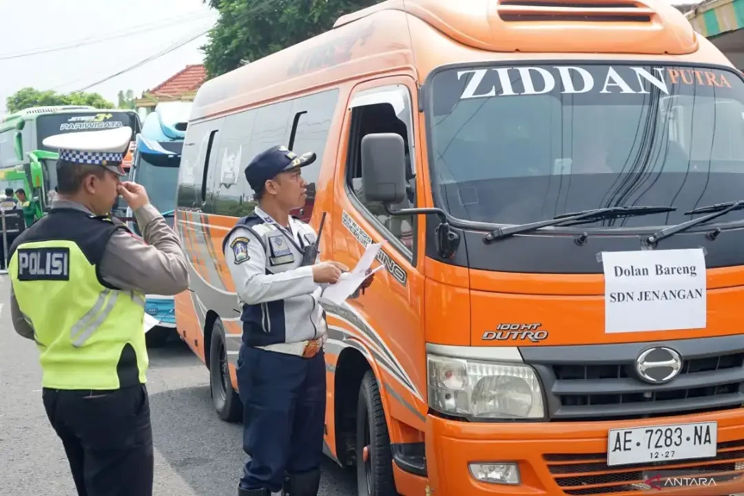 Petugas gabungan di Tulungagung mengadakan "ramp check" (pemeriksaan kelengkapan dan kelaikan armada) bus pariwisata. (Foto: Ant)