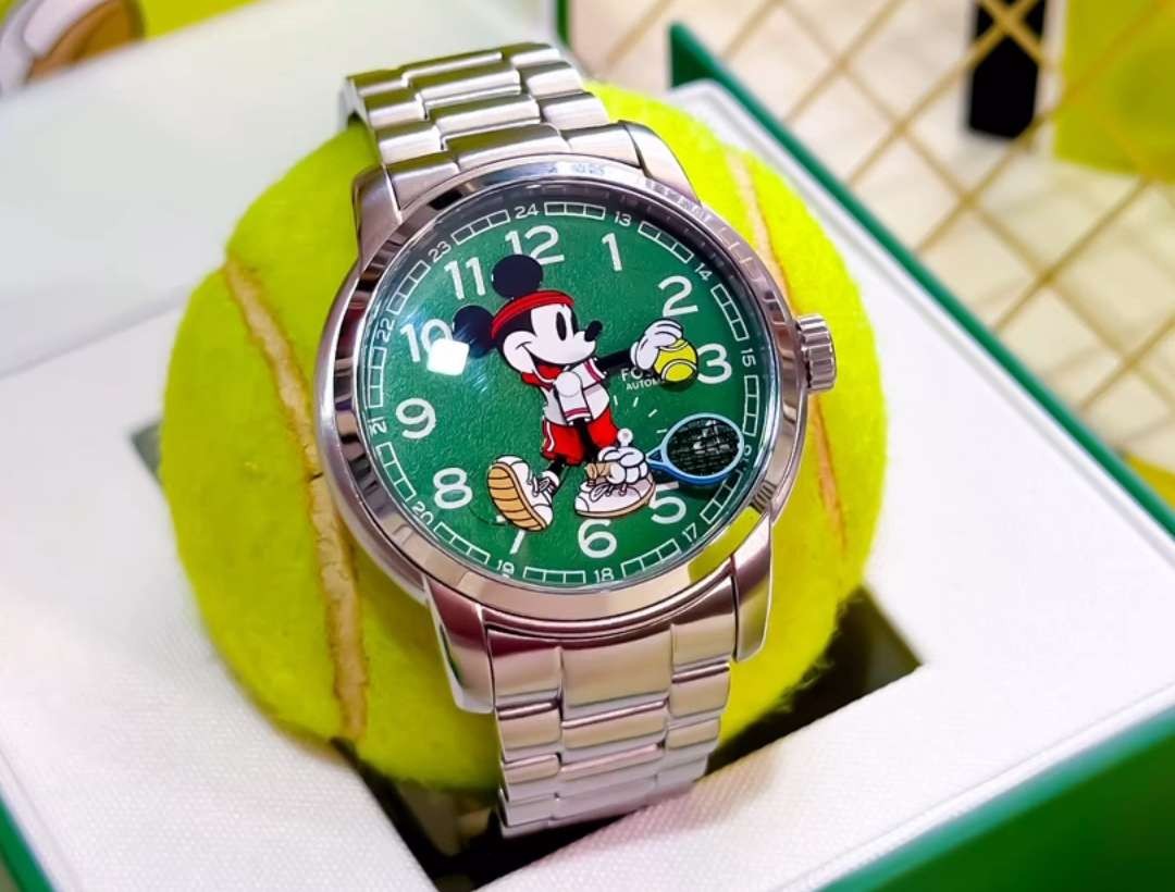 Mickey Mouse Tennis Watch warna hijau layaknya lapang tennis. (Foto: Instagram Fossil)