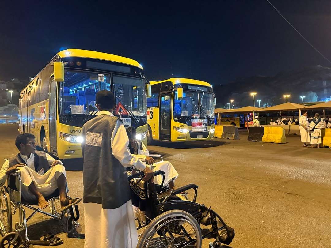 Jemaah haji yang membutuhkan kursi roda, diimbau gunakan jasa pendorong resmi di Masjidil Haram. (Foto: Dok MCH 2024)