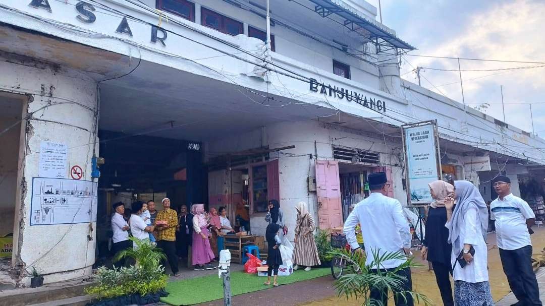 Bupati Banyuwangi Ipuk Fiestiandani melihat bangunan Pasar Banyuwangi yang tidak akan dibongkar karena memiliki nilai heritage. (Foto: Muh Hujaini/Ngopibareng.id)