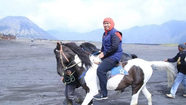 Gubernur Jawa Timur periode 2019 - 2024, Khofifah Indar Parawansa, naik kuda saat berada di kawasan Gunung Bromo, Probolinggo. (Foto: iIstimewa)