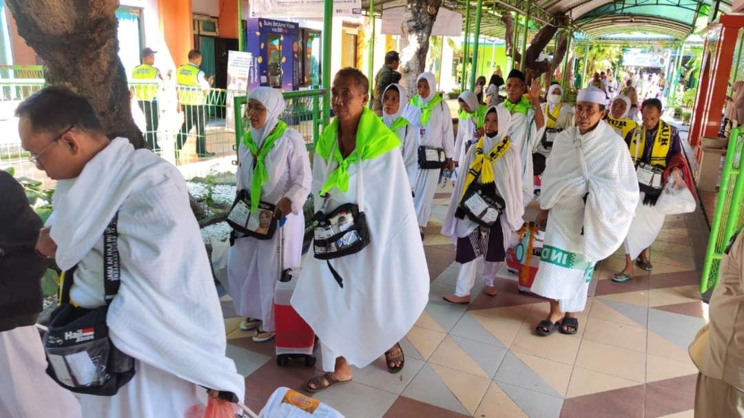 CJH Embarkasi Surabaya hendak berangkat menjalani ibadah haji. (Foto: Fariz Yarbo/Ngopibareng.id)