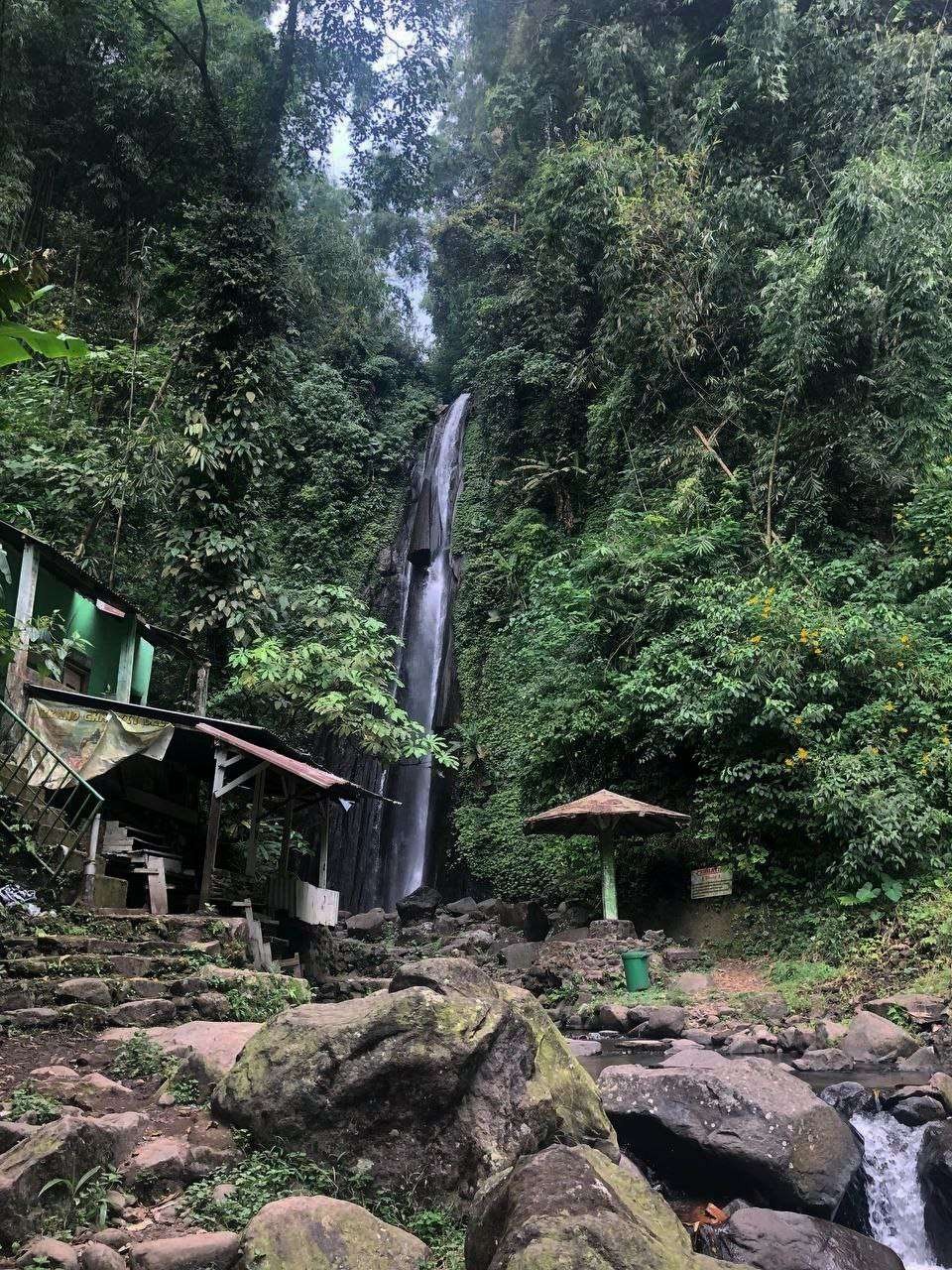 Air Terjun Coban Canggu berada di bawah kaki gunung Welirang yang memiliki ketinggian 90 m dengan dikeliling pohon dan tanaman berbalut udara sejuk. (Foto : Hanifah Dewi/Ngopibareng.id)