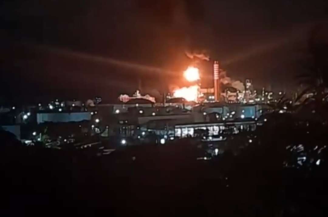 Tangkapan layar video saat kebakaran kilang minyak di Balikpapan, Sabtu 25 Mei 2024 pagi. (Foto: X)