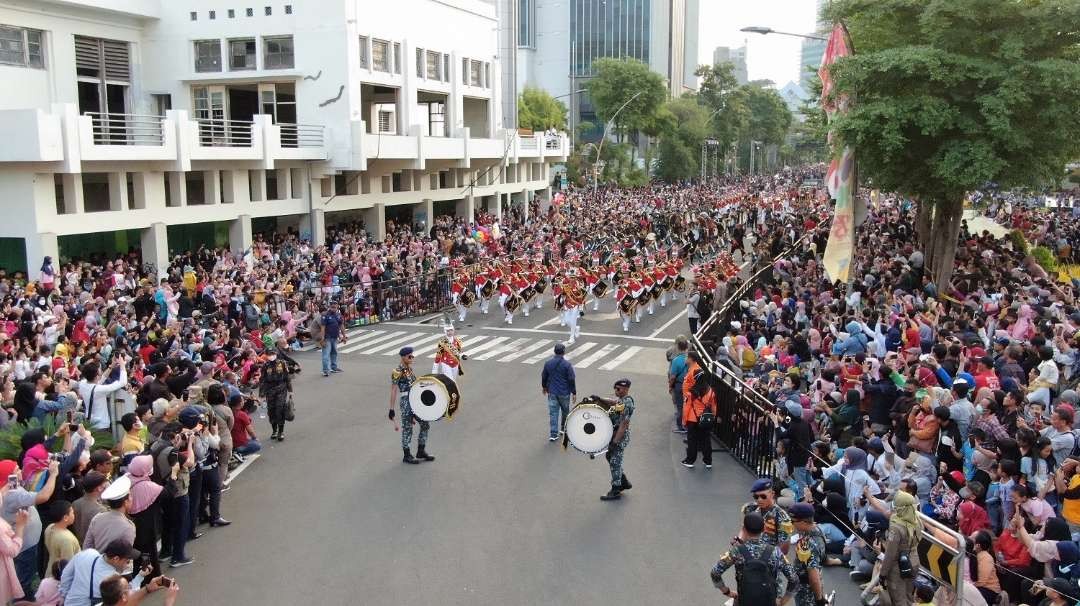 Suasana "Surabaya Vaganza" 2023 yang digelar pada peringatan HJKS ke-730 tahun. Pawai budaya dan parade mobil tersebut akan digelar kembali tahun ini. (Foto: Humas Pemkot Surabaya)