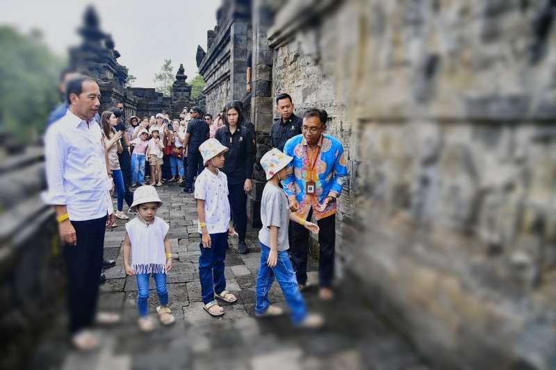 Presiden Jokowi memboyong cucunya liburan ke Candi Borobudur, Sabtu 25 Mei 2024. (Foto: Istimewa)