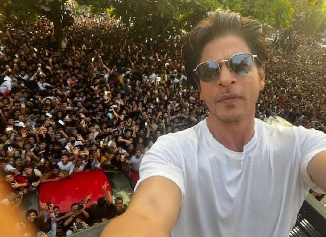 Aktor Bollywood Shah Rukh Khan sempat menjalani perawatan usai terkena serangan panas. (Foto: Instagram @iamsrk)