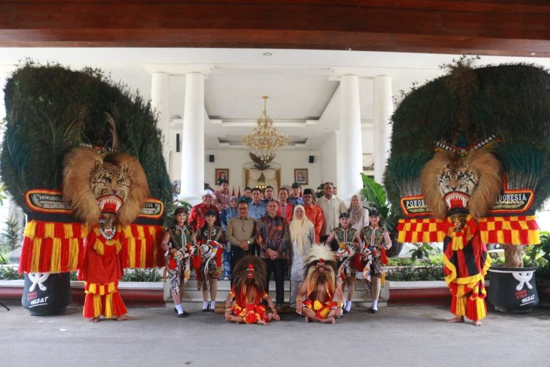 Rombongan pejabat dari Distrik Batu Pahat berjumlah belasan orang yang mengusung misi seni dan budaya ke Indonesia. Mereka dijamu di Pringgitan rumah dinas Bupati Ponorogo, Jumat 24 Mei 2024. (Foto: dok. kominfo ponorogo)
