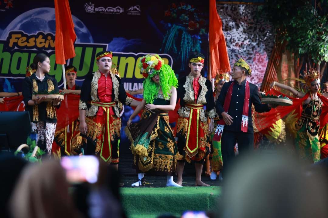 Para pelajar Banyuwangi menampilkan atraksi seni dan budaya dalam Festival Padhang Ulanan (foto: Humas pemkab Banyuwangi)