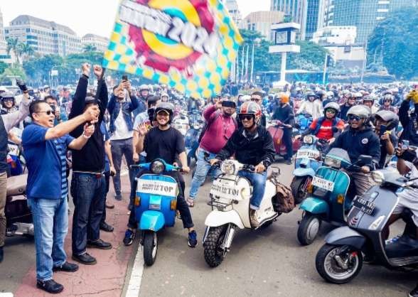 Ketua MPR RI merangkap Ketua Umum Ikatan Motor Indonesia (IMI) Bambang Soesatyo bersama Youtuber Atta Halilintar membuka Jakarta Mods Mayday di Monas (Foto; IMI)