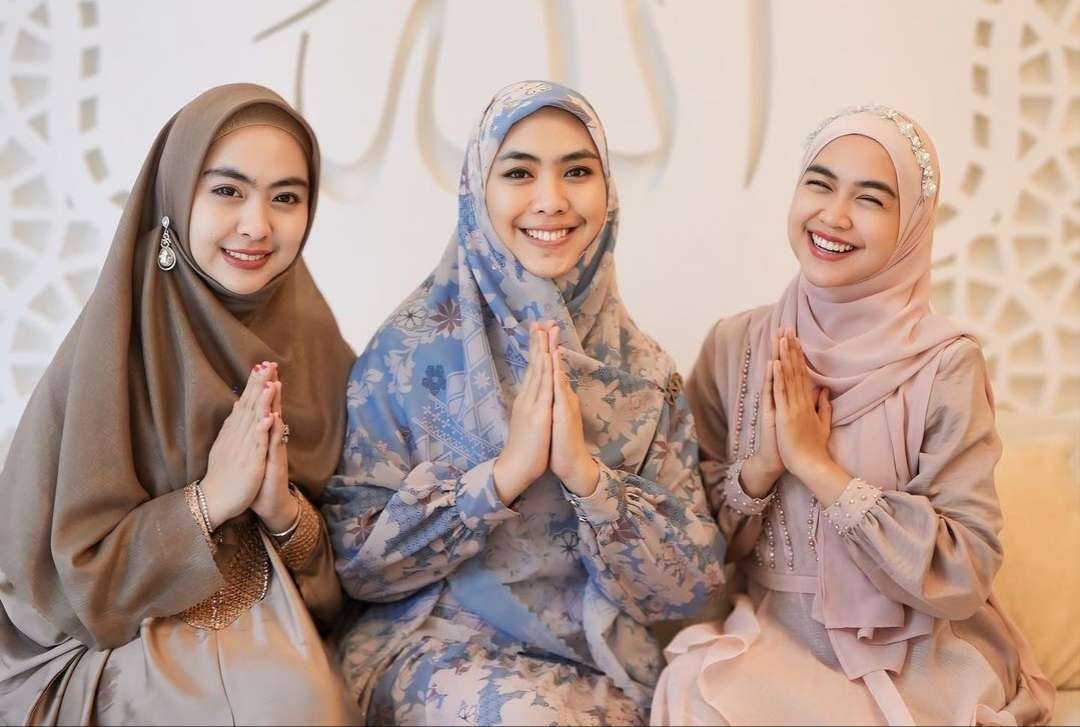 Ustazah Oki Setiana Dewi (tengah) mengajak kedua adik perempuannya, dokter Shindy (kiri) dan YouTuber Ria Ricis menunaikan ibadah haji. (Foto: Instagram)