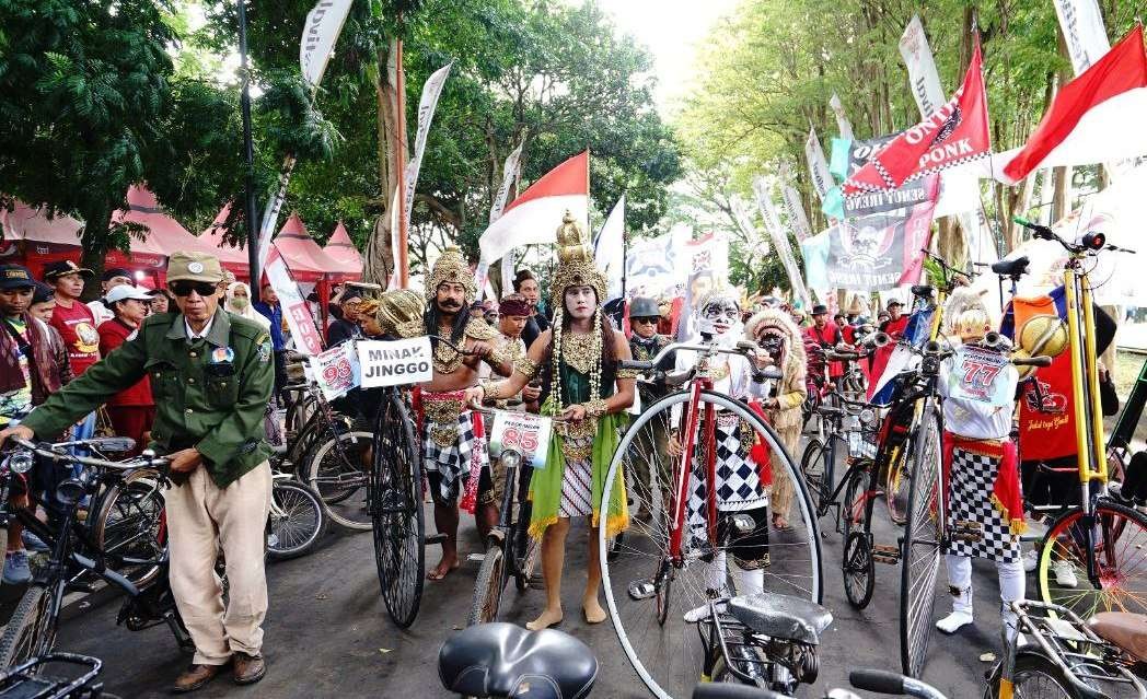 Para peserta Festival Onthel Nusantara mengenakan berbagai macam kostum menarik (foto: Humas Pemkab Banyuwangi)