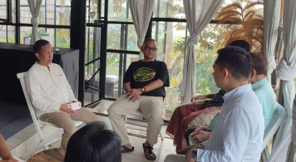 Dialog bersama Yusron Aminulloh, CEO DeDurian Park Group, dan Gus Irfan Yusuf Hasyim, di Kampus Alam DeDurian Park. (Foto:yus for ngopibareng.id)