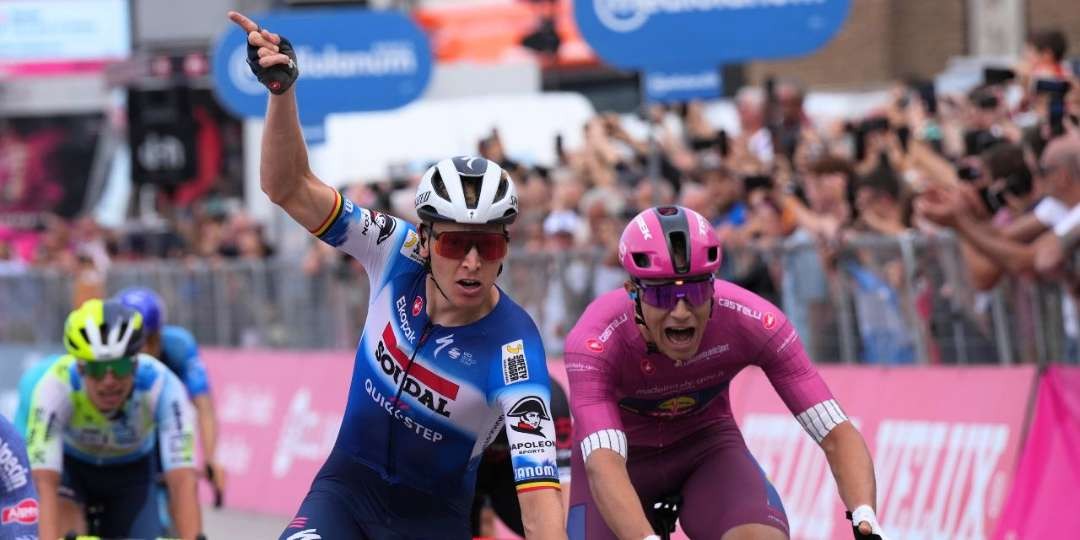 Tim Merlier (Soudal-Quickstep) berhasil mengalahkan Jonathan MIllan (Trek-Lidl) adu sprint di Giro d'Italia etape 18. (Foto: Istimewa)