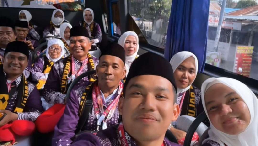 Pemain Timnas Indonesia, Witan Sulaiman menunaikan ibadah haji bersama istri, Rismahani, dan keluarganya. (Foto: Instagram)