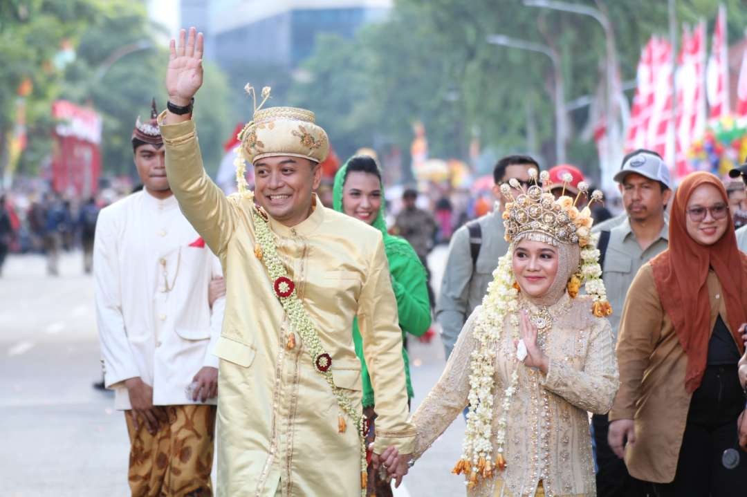 Walikota Surabaya Eri Cahyadi bersama istrinya Rini Indriyani mengenakan busana adat Manten Pegon, dalam acara Surabaya Vaganza Minggu 26 Mei 2024. (Foto: Istimewa)
