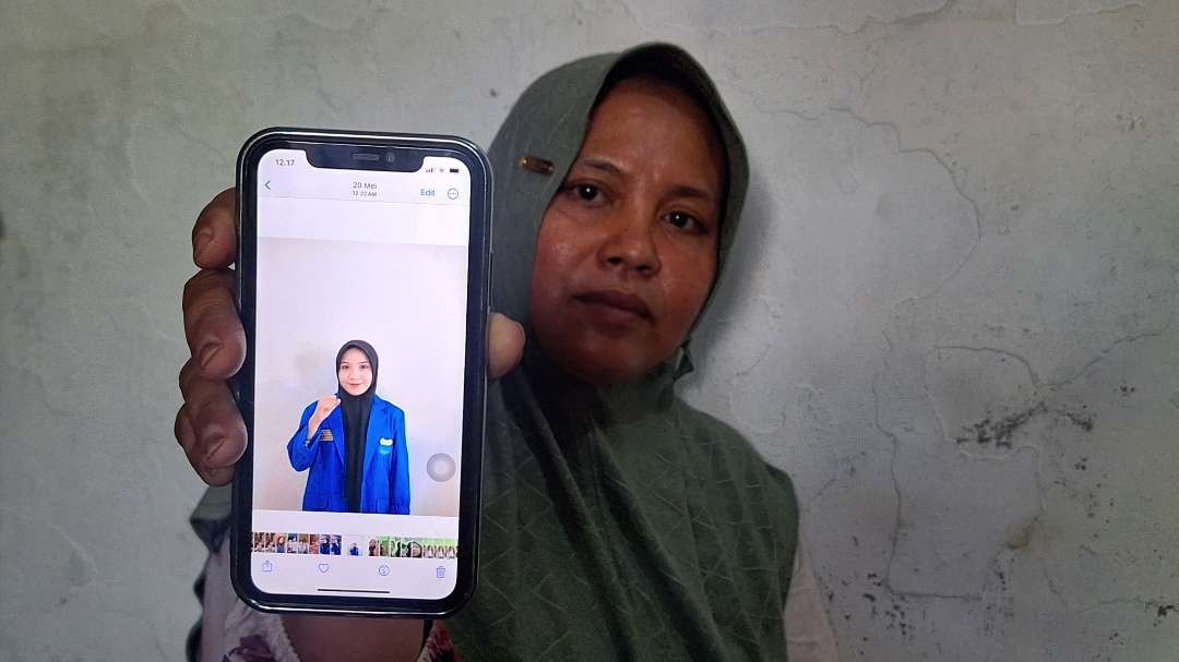 Lillah, ibu korban penjambretan dan kecelakaan Maya Dwi Ramadhani, saat menunjukkan potret almarhumah anaknya, di rumah duka Jalan Tambak Dalam Baru, Asemrowo, Surabaya. (Foto: Julianus Palermo/Ngopibareng.id)