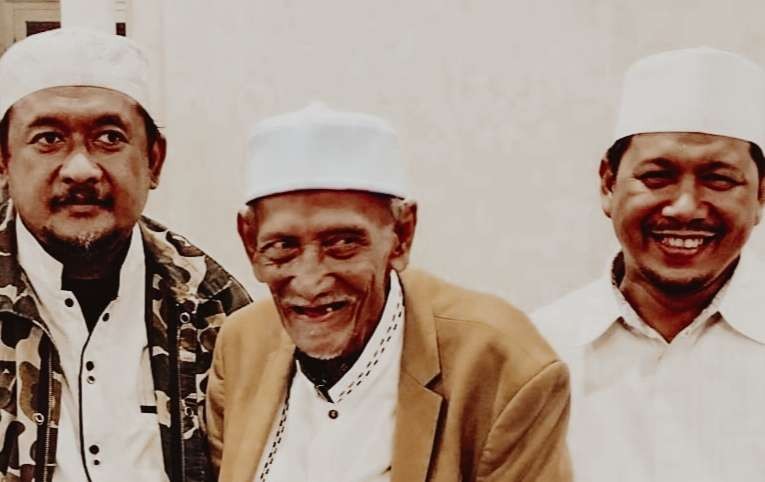 KH Masduqi bin Abdul Ghoni, Surabaya, bersama Ust Muhammad Taufik Mukti (kanan) semangat berdakwah. (Foto:dok/ngopibareng.id)