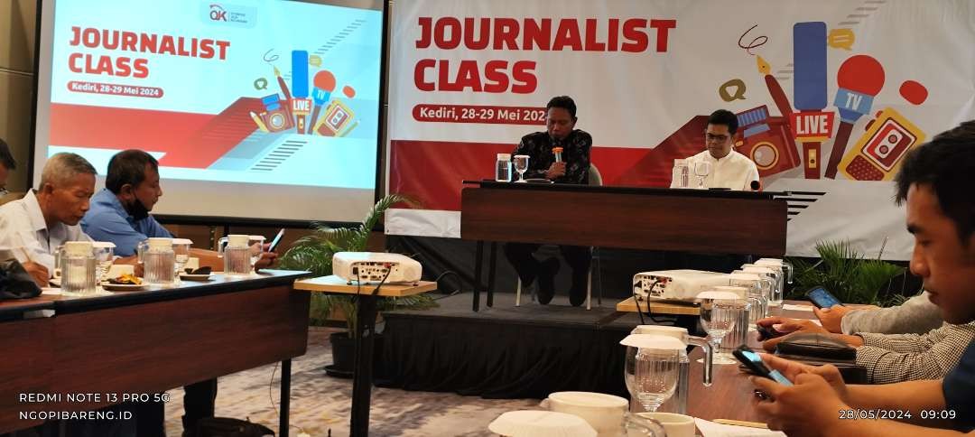 OJK ajak pekerja media Kediri edukasi masyarakat tak terjebak pinjol ilegal dan investasi bodong. (Foto: Fendi Lesmana/Ngopibareng.id)