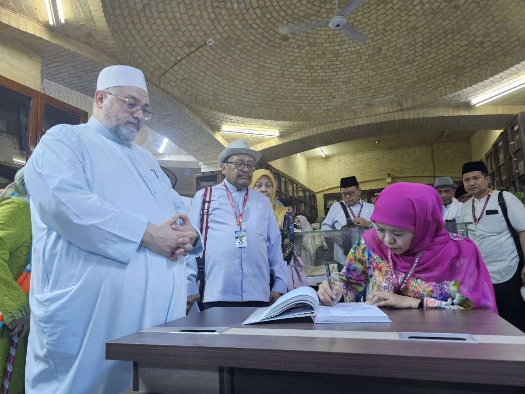 Ketua Umum PP Muslimat NU, Khofifah Indar Parawansa di Perpustakaan Al Qodiriyah. (Foto: Istimewa)