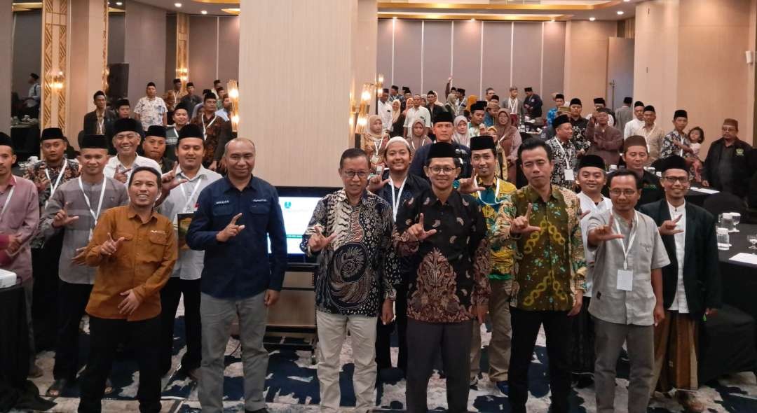 Para pembicara dan peserta Pelatihan Literasi Pesantren di hotel Aston Mojokerto, Selasa (28 Mei 2024) diadakan Dinas Perpustakaan dan Arsip Provinsi Jawa Timur. (Foto: yus for ngopibareng.id)