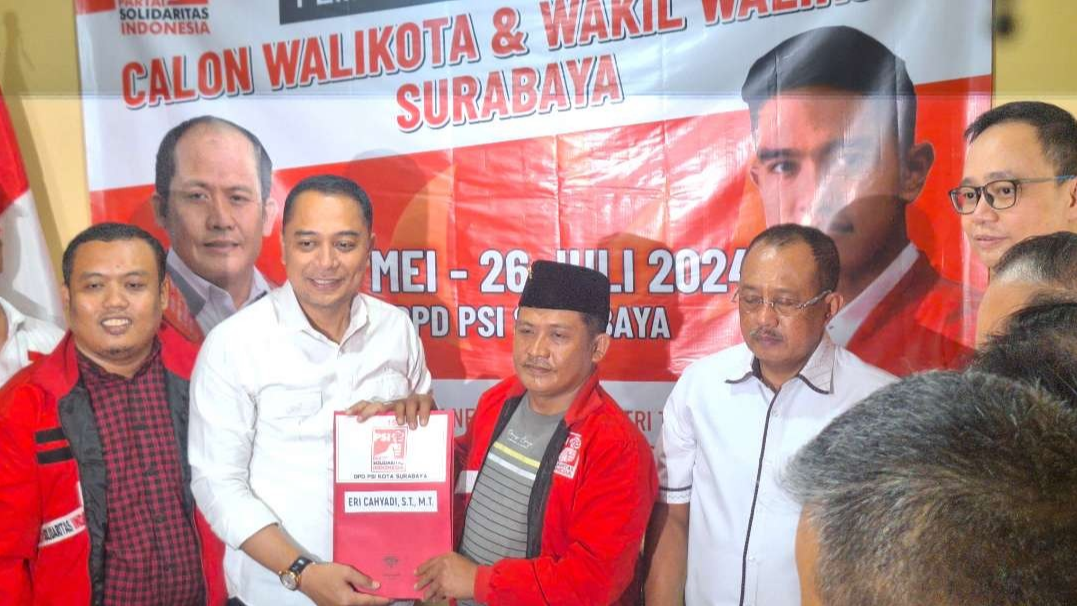 Walikota Surabaya Eri Cahyadi (kedua dari kiri) saat menyerahkan berkas pendaftaran bacawali kepada Plt. Ketua DPD PSI Kota Surabaya Shobikin, Rabu 29 Mei 2024. (Foto: Julianus Palermo/Ngopibareng.id)
