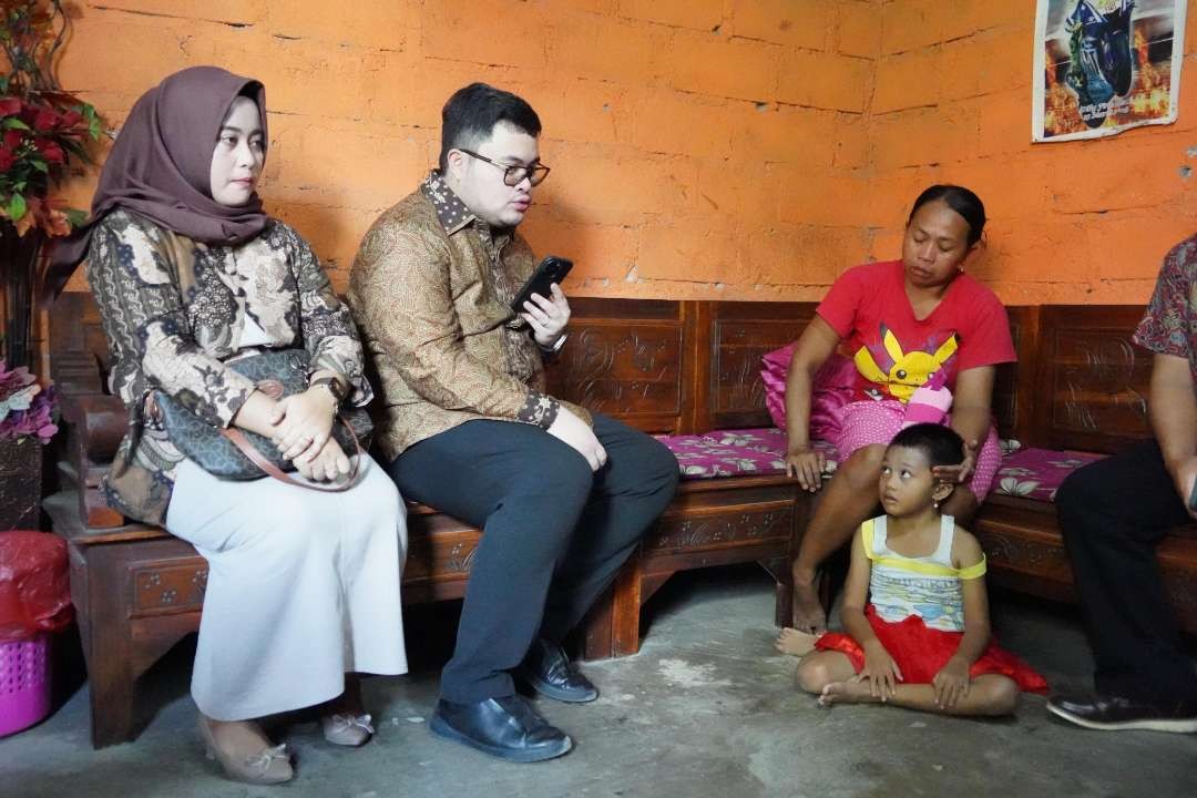 Bupati Kediri Hanindhito Himawan Pramana beri perhatian bocah penderita tumor dari keluarga kurang mampu. (Foto: Istimewa)